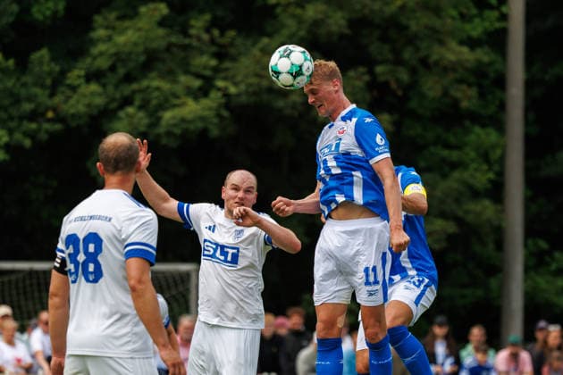 Emil Frost Holten (Rostock) köpft hier das 0:5; GER, FSV Kühlungsborn vs. FC Hansa Rostock, Fußball, Männer, 3. Liga, Testspiel, Spielzeit 2026 2027, 04.07.2026 Kühlungsborn Sportplatz Mecklenburg - Vorpommern Deutschland *** Emil Frost Holten Rostock heads the ball here in the 0-5 loss for GER, FSV Kühlungsborn vs. FC Hansa Rostock, soccer, men s, 3. Liga, friendly match, 2026–2027 season, July 4, 2026, Kühlungsborn Sports Field, Mecklenburg-Western Pomerania, Germany