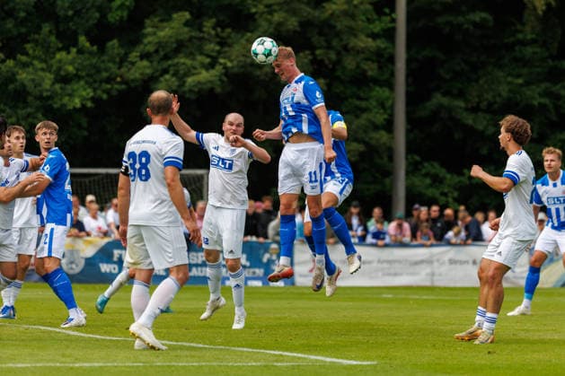 Emil Frost Holten (Rostock) köpft hier das 0:5; GER, FSV Kühlungsborn vs. FC Hansa Rostock, Fußball, Männer, 3. Liga, Testspiel, Spielzeit 2026 2027, 04.07.2026 Kühlungsborn Sportplatz Mecklenburg - Vorpommern Deutschland *** Emil Frost Holten Rostock heads the ball here in the 0-5 loss for GER, FSV Kühlungsborn vs. FC Hansa Rostock, soccer, men s, 3. Liga, friendly match, 2026–2027 season, July 4, 2026, Kühlungsborn Sports Field, Mecklenburg-Western Pomerania, Germany