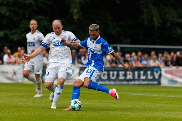 rechts Leon Dajaku (Rostock) trifft hier gegen Tom Wilke (FSV) zum 0:4; GER, FSV Kühlungsborn vs. FC Hansa Rostock, Fußball, Männer, 3. Liga, Testspiel, Spielzeit 2026 2027, 04.07.2026 Kühlungsborn Sportplatz Mecklenburg - Vorpommern Deutschland *** On the right, Leon Dajaku of Rostock scores here against Tom Wilke of FSV for a 0–4 win (GER), FSV Kühlungsborn vs. FC Hansa Rostock, Soccer, Men, 3. Liga, Friendly Match, 2026–2027 Season, July 4, 2026, Kühlungsborn Sports Field, Mecklenburg-Western Pomerania, Germany