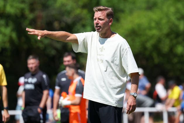 2026.07.04 xjfax Testspiel anlässlich des 150-jährigen Vereinsjubiläums der SG Arheilgen, SG Arheilgen - SV Darmstadt 98 v.l., head coach Florian Kohfeldt (SV Darmstadt 98) gibt Anweisungen, gestikuliert, mit den Armen gestikulieren gives instructions, gesticulate. (DFL DFB REGULATIONS PROHIBIT ANY USE OF PHOTOGRAPHS as IMAGE SEQUENCES and or QUASI-VIDEO) *** July 4, 2026 xjfax Friendly match to mark the 150th anniversary of SG Arheilgen, SG Arheilgen vs. SV Darmstadt 98 (from left), Head coach Florian Kohfeldt of SV Darmstadt 98 gives instructions, gesticulates with his arms; DFL and DFB regulations prohibit any use of photographs as image sequences and or quasi-video. Copyright: HMBxMedia JoaquimxFerreira