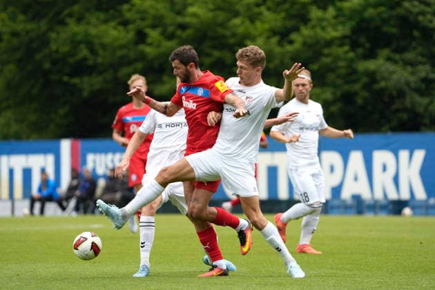 Foto : Jeppe KUDSK (Frederica) gegen Giorgi Kivitaia ( Kiel , rot ) Fussball 2. Bundesliga , Holstein Kiel - FC Frederica Testspiel am Sa. 04.07.2026 *** Photo by Jeppe KUDSK: Frederica vs. Giorgi Kivitaia, Kiel; red soccer, 2. Bundesliga; Holstein Kiel vs. FC Frederica friendly match on Sat, July 4, 2026