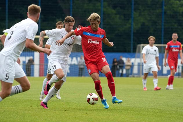 Foto : Eskild DALL (Frederica) gegen Hiroki SEKINE ( kiel in riot , rechts ) Fussball 2. Bundesliga , Holstein Kiel - FC Frederica Testspiel am Sa. 04.07.2026 *** Photo by Eskild DALL: Frederica vs. Hiroki SEKINE in Kiel during a riot; on the right, soccer, 2. Bundesliga; Holstein Kiel FC vs. Frederica friendly match on Sat, July 4, 2026