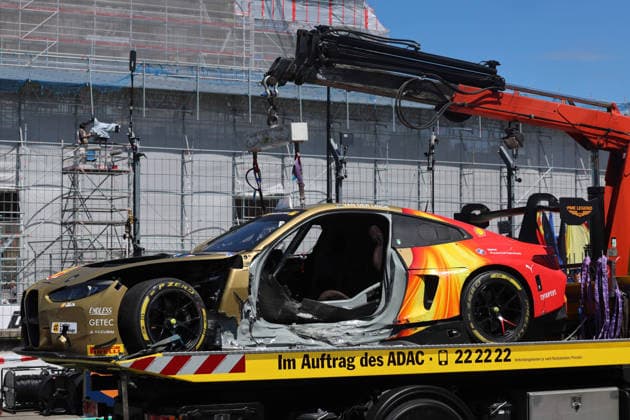 Nürnberg, Deutschland 03. - 05. Juli 2026: DTM - 2026 - Norisring - Samstag Rennen 1 Im Bild: Kelvin van der Linde (RSA 3) auf dem Abschleppwagen nach seinem heftigen Unfall. Norisring Bayern *** Nuremberg, Germany, July 3–5, 2026, DTM 2026 Norisring, Saturday, Race 1. Pictured: Kelvin van der Linde (RSA), No. 3, on the tow truck after his violent crash at the Norisring in Bavaria. Copyright: xFotostandx xFabianxWernerx
