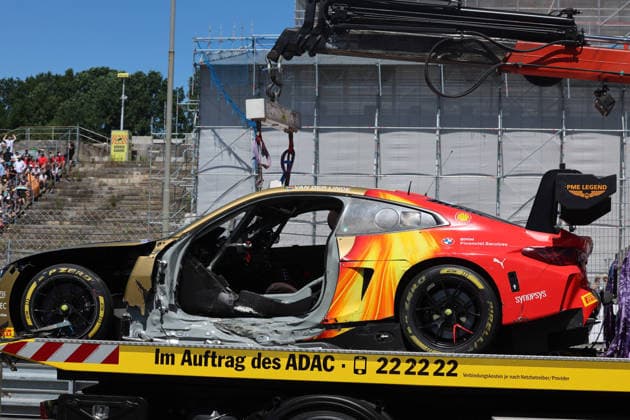 Nürnberg, Deutschland 03. - 05. Juli 2026: DTM - 2026 - Norisring - Samstag Rennen 1 Im Bild: Kelvin van der Linde (RSA 3) auf dem Abschleppwagen nach seinem heftigen Unfall. Norisring Bayern *** Nuremberg, Germany, July 3–5, 2026, DTM 2026 Norisring, Saturday, Race 1. Pictured: Kelvin van der Linde (RSA), No. 3, on the tow truck after his violent crash at the Norisring in Bavaria. Copyright: xFotostandx xFabianxWernerx