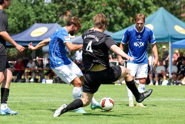 2026.07.04 xjfax Testspiel anlässlich des 150-jährigen Vereinsjubiläums der SG Arheilgen, SG Arheilgen - SV Darmstadt 98 v.l., Kilian Julian Corredor (SV Darmstadt 98) schiesst das Tor zum, scores the goal to 0:11, Tim Schroeder (SG Arheilgen) (DFL DFB REGULATIONS PROHIBIT ANY USE OF PHOTOGRAPHS as IMAGE SEQUENCES and or QUASI-VIDEO) *** July 4, 2026 xjfax Friendly match in celebration of SG Arheilgen’s 150th anniversary, SG Arheilgen vs. SV Darmstadt 98 (from left), Kilian Julian Corredor of SV Darmstadt 98 scores the goal, making the score 0–11, Tim Schroeder, SG Arheilgen. DFL and DFB regulations prohibit any use of photographs as image sequences and or quasi-video. Copyright: HMBxMedia JoaquimxFerreira