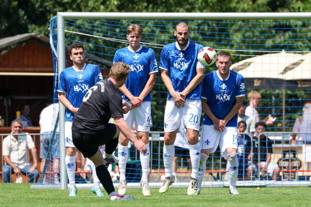 2026.07.04 xjfax Testspiel anlässlich des 150-jährigen Vereinsjubiläums der SG Arheilgen, SG Arheilgen - SV Darmstadt 98 v.l., die Mauer steht mit Sergio Lopez (SV Darmstadt 98), Grayson Dettoni (SV Darmstadt 98), Aleksander Vukovic (SV Darmstadt 98), Meldin Dreskovic (SV Darmstadt 98) stabil, Luca Nischwitz (SG Arheilgen) (DFL DFB REGULATIONS PROHIBIT ANY USE OF PHOTOGRAPHS as IMAGE SEQUENCES and or QUASI-VIDEO) *** July 4, 2026 xjfax Friendly match to celebrate the 150th anniversary of SG Arheilgen; SG Arheilgen vs. SV Darmstadt 98 (from left), the defensive wall featuring Sergio Lopez (SV Darmstadt 98), Grayson Dettoni (SV Darmstadt 98), Aleksander Vukovic (SV Darmstadt 98), Meldin Dreskovic (SV Darmstadt 98) solid, Luca Nischwitz (SG Arheilgen). DFL and DFB regulations prohibit any use of photographs as image sequences and or quasi-video. Copyright: HMBxMedia JoaquimxFerreira