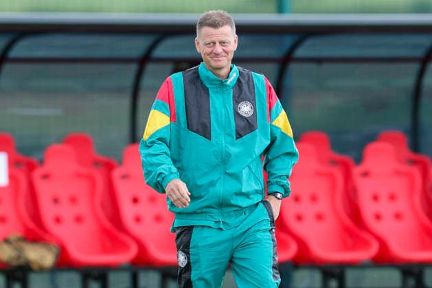 Trainer Christian Woerns (Germany) lacht, UEFA European Under-19 Championship 2026 Group A, Spain v Germany, Central Park Stadium am 04. July 2026 in Denbigh, Vereinigtes Königreich. (Foto von Marco Steinbrenner DeFodi Images) Trainer Christian Woerns (Germany) smiles, UEFA European Under-19 Championship 2026 Group A, Spain v Germany, Central Park Stadium, July 4, 2026 in Denbigh, United Kingdom. (Photo by Marco Steinbrenner DeFodi Images) - *** Coach Christian Woerns of Germany smiles, 2026 UEFA European Under-19 Championship Group A, Spain vs. Germany, Central Park Stadium on July 4, 2026, in Denbigh, United Kingdom. Photo by Marco Steinbrenner, DeFodi Images. Coach Christian Woerns of Germany smiles, UEFA European Under-19 Championship 2026 Group A, Spain vs. Germany, Central Park Stadium, July 4, 2026, in Denbigh, United Kingdom. Photo by Marco Steinbrenner, DeFodi Images
