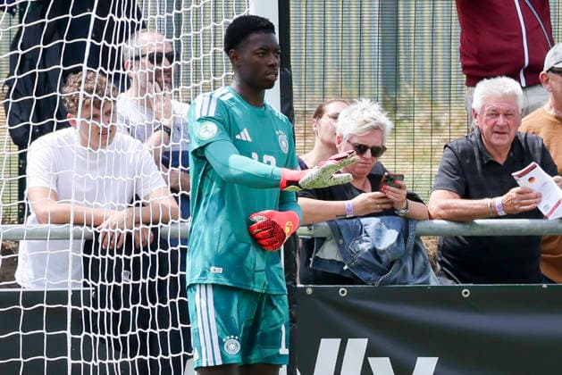Torhueter Enis Kamga (Germany) gestikuliert, UEFA European Under-19 Championship 2026 Group A, Spain v Germany, Central Park Stadium am 04. July 2026 in Denbigh, Vereinigtes Königreich. (Foto von Marco Steinbrenner DeFodi Images) Torhueter Enis Kamga (Germany) gestures, UEFA European Under-19 Championship 2026 Group A, Spain v Germany, Central Park Stadium, July 4, 2026 in Denbigh, United Kingdom. (Photo by Marco Steinbrenner DeFodi Images) - *** Goalkeeper Enis Kamga of Germany gestures, 2026 UEFA European Under-19 Championship Group A, Spain vs. Germany, Central Park Stadium on July 4, 2026, in Denbigh, United Kingdom. Photo by Marco Steinbrenner, DeFodi Images. Goalkeeper Enis Kamga of Germany gestures, UEFA European Under-19 Championship 2026 Group A, Spain vs. Germany, Central Park Stadium, July 4, 2026, in Denbigh, United Kingdom. Photo by Marco Steinbrenner, DeFodi Images