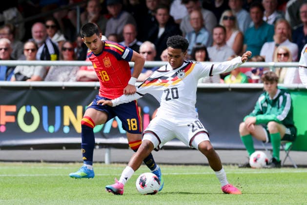Joselillo Gaitan (Spain) und Tiago Poller (Germany) kaempfen um den Ball, UEFA European Under-19 Championship 2026 Group A, Spain v Germany, Central Park Stadium am 04. July 2026 in Denbigh, Vereinigtes Königreich. (Foto von Marco Steinbrenner DeFodi Images) Joselillo Gaitan (Spain) und Tiago Poller (Germany) battle for the ball, UEFA European Under-19 Championship 2026 Group A, Spain v Germany, Central Park Stadium, July 4, 2026 in Denbigh, United Kingdom. (Photo by Marco Steinbrenner DeFodi Images) - *** Joselillo Gaitan (Spain) and Tiago Poller (Germany) battle for the ball, 2026 UEFA European Under-19 Championship Group A, Spain vs. Germany, Central Park Stadium on July 4, 2026, in Denbigh, United Kingdom. Photo by Marco Steinbrenner, DeFodi Images. Joselillo Gaitan (Spain) and Tiago Poller (Germany) battle for the ball, UEFA European Under-19 Championship 2026, Group A, Spain vs. Germany, Central Park Stadium, July 4, 2026, in Denbigh, United Kingdom. Photo by Marco Steinbrenner, DeFodi Images
