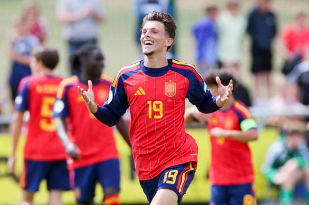 Sergio Esteban (Spain) bejubelt seinen Treffer zum 1:0, UEFA European Under-19 Championship 2026 Group A, Spain v Germany, Central Park Stadium am 04. July 2026 in Denbigh, Vereinigtes Königreich. (Foto von Marco Steinbrenner DeFodi Images) Sergio Esteban (Spain) celebrates after scoring his teams first goal, UEFA European Under-19 Championship 2026 Group A, Spain v Germany, Central Park Stadium, July 4, 2026 in Denbigh, United Kingdom. (Photo by Marco Steinbrenner DeFodi Images) - *** Sergio Esteban Spain celebrates his goal to make it 1–0, 2026 UEFA European Under-19 Championship, Group A, Spain vs. Germany, Central Park Stadium on July 4, 2026, in Denbigh, United Kingdom. Photo by Marco Steinbrenner, DeFodi Images. Sergio Esteban Spain celebrates after scoring his team’s first goal, UEFA European Under-19 Championship 2026, Group A, Spain vs. Germany, Central Park Stadium, July 4, 2026, in Denbigh, United Kingdom. Photo by Marco Steinbrenner, DeFodi Images