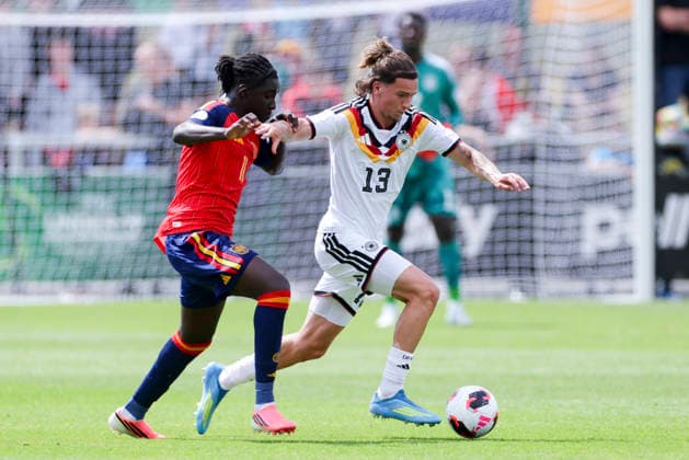 Ousmane Diallo (Spain) und Mika Wallentowitz (Germany) kaempfen um den Ball, UEFA European Under-19 Championship 2026 Group A, Spain v Germany, Central Park Stadium am 04. July 2026 in Denbigh, Vereinigtes Königreich. (Foto von Marco Steinbrenner DeFodi Images) Ousmane Diallo (Spain) und Mika Wallentowitz (Germany) battle for the ball, UEFA European Under-19 Championship 2026 Group A, Spain v Germany, Central Park Stadium, July 4, 2026 in Denbigh, United Kingdom. (Photo by Marco Steinbrenner DeFodi Images) - *** Ousmane Diallo (Spain) and Mika Wallentowitz (Germany) battle for the ball, 2026 UEFA European Under-19 Championship Group A, Spain vs. Germany, Central Park Stadium on July 4, 2026, in Denbigh, United Kingdom. Photo by Marco Steinbrenner, DeFodi Images. Ousmane Diallo (Spain) and Mika Wallentowitz (Germany) battle for the ball, 2026 UEFA European Under-19 Championship Group A, Spain vs. Germany, Central Park Stadium, July 4, 2026, in Denbigh, United Kingdom. Photo by Marco Steinbrenner, DeFodi Images