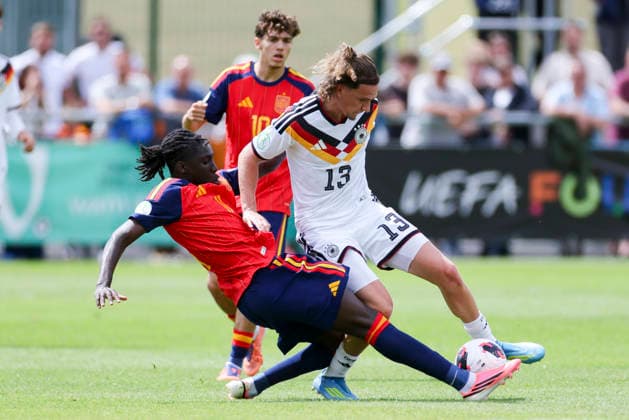 Ousmane Diallo (Spain) und Mika Wallentowitz (Germany) kaempfen um den Ball, UEFA European Under-19 Championship 2026 Group A, Spain v Germany, Central Park Stadium am 04. July 2026 in Denbigh, Vereinigtes Königreich. (Foto von Marco Steinbrenner DeFodi Images) Ousmane Diallo (Spain) und Mika Wallentowitz (Germany) battle for the ball, UEFA European Under-19 Championship 2026 Group A, Spain v Germany, Central Park Stadium, July 4, 2026 in Denbigh, United Kingdom. (Photo by Marco Steinbrenner DeFodi Images) - *** Ousmane Diallo (Spain) and Mika Wallentowitz (Germany) battle for the ball, 2026 UEFA European Under-19 Championship Group A, Spain vs. Germany, Central Park Stadium on July 4, 2026, in Denbigh, United Kingdom. Photo by Marco Steinbrenner, DeFodi Images. Ousmane Diallo (Spain) and Mika Wallentowitz (Germany) battle for the ball, 2026 UEFA European Under-19 Championship Group A, Spain vs. Germany, Central Park Stadium, July 4, 2026, in Denbigh, United Kingdom. Photo by Marco Steinbrenner, DeFodi Images