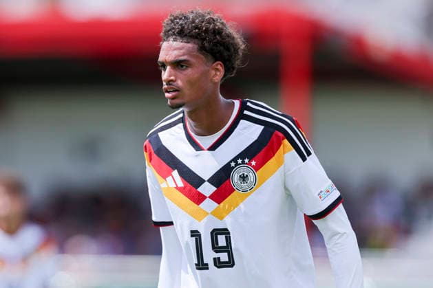 Jykese Fields (Germany) schaut, UEFA European Under-19 Championship 2026 Group A, Spain v Germany, Central Park Stadium am 04. July 2026 in Denbigh, Vereinigtes Königreich. (Foto von Marco Steinbrenner DeFodi Images) Jykese Fields (Germany) looks on, UEFA European Under-19 Championship 2026 Group A, Spain v Germany, Central Park Stadium, July 4, 2026 in Denbigh, United Kingdom. (Photo by Marco Steinbrenner DeFodi Images) - *** Jykese Fields of Germany watches, 2026 UEFA European Under-19 Championship Group A, Spain vs. Germany, Central Park Stadium on July 4, 2026, in Denbigh, United Kingdom. Photo by Marco Steinbrenner, DeFodi Images. Jykese Fields Germany looks on, UEFA European Under-19 Championship 2026 Group A, Spain vs. Germany, Central Park Stadium, July 4, 2026, in Denbigh, United Kingdom. Photo by Marco Steinbrenner, DeFodi Images