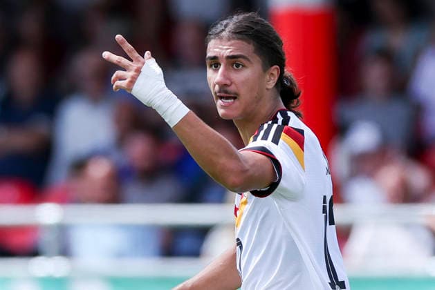 Adin Licina (Germany) gestikuliert, UEFA European Under-19 Championship 2026 Group A, Spain v Germany, Central Park Stadium am 04. July 2026 in Denbigh, Vereinigtes Königreich. (Foto von Marco Steinbrenner DeFodi Images) Adin Licina (Germany) gestures, UEFA European Under-19 Championship 2026 Group A, Spain v Germany, Central Park Stadium, July 4, 2026 in Denbigh, United Kingdom. (Photo by Marco Steinbrenner DeFodi Images) - *** Adin Licina of Germany gestures, 2026 UEFA European Under-19 Championship Group A, Spain vs. Germany, Central Park Stadium on July 4, 2026, in Denbigh, United Kingdom Photo by Marco Steinbrenner DeFodi Images Adin Licina (Germany) gestures, 2026 UEFA European Under-19 Championship Group A, Spain vs. Germany, Central Park Stadium, July 4, 2026, in Denbigh, United Kingdom. Photo by Marco Steinbrenner, DeFodi Images