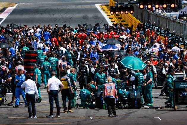 F1 - BRITISH GRAND PRIX 2026 Starting grid full of mechanic, mecanicien, mechanics during the Formula 1 British Grand Prix 2026, 9th round of the 2026 Formula One World Championship, WM, Weltmeisterschaft from July 3 to 5, 2026 on the Silverstone Circuit, in Silverstone, United Kingdom - SilverstoneUnited Kingdom  Copyright: xFLORENTxGOODENx