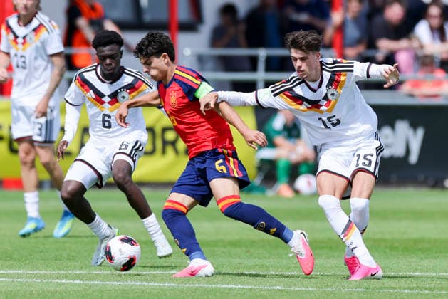 Boris Lum (Germany), Xavi Espart (Spain) und Luca Erlein (Germany) kaempfen um den Ball, UEFA European Under-19 Championship 2026 Group A, Spain v Germany, Central Park Stadium am 04. July 2026 in Denbigh, Vereinigtes Königreich. (Foto von Marco Steinbrenner DeFodi Images) Boris Lum (Germany), Xavi Espart (Spain) und Luca Erlein (Germany) battle for the ball, UEFA European Under-19 Championship 2026 Group A, Spain v Germany, Central Park Stadium, July 4, 2026 in Denbigh, United Kingdom. (Photo by Marco Steinbrenner DeFodi Images) - *** Boris Lum (Germany), Xavi Espart (Spain) and Luca Erlein (Germany) battle for the ball, 2026 UEFA European Under-19 Championship Group A, Spain vs. Germany, Central Park Stadium on July 4, 2026, in Denbigh, United Kingdom. Photo by Marco Steinbrenner, DeFodi Images, Boris Lum Germany, Xavi Espart (Spain) and Luca Erlein (Germany) battle for the ball, 2026 UEFA European Under-19 Championship Group A, Spain vs. Germany, Central Park Stadium, July 4, 2026, in Denbigh, United Kingdom. Photo by Marco Steinbrenner, DeFodi Images