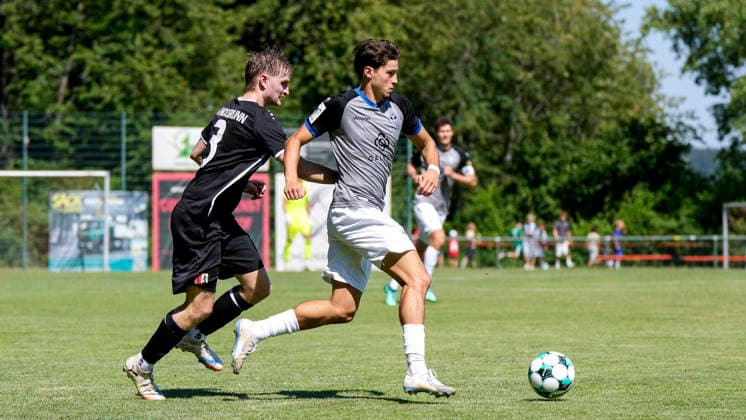 v.li.: Leon Dörflinger (SV Moosbrunn, 3), Lovis Bierschenk (SV Waldhof, 7), Zweikampf, Spielszene, Duell, duel, tackle, tackling, Dynamik, Action, Aktion, 04.07.2026, Schönbrunn-Moosbrunn (Deutschland), Fussball, Testspiel, SV Moosbrunn - SV Waldhof Mannheim, DFB DFL REGULATIONS PROHIBIT ANY USE OF PHOTOGRAPHS AS IMAGE SEQUENCES AND OR QUASI-VIDEO. *** From left: Leon Dörflinger (SV Moosbrunn), 3, Lovis Bierschenk (SV Waldhof), 7, tackle, game scene, duel, tackle, tackling, dynamic, action, 04 07 2026, Schönbrunn Moosbrunn Germany, soccer, friendly match, SV Moosbrunn vs. SV Waldhof Mannheim, DFB and DFL regulations prohibit any use of photographs as image sequences and or quasi-video xozx