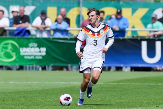 Kacper Koscierski (Germany) kontrolliert den Ball, UEFA European Under-19 Championship 2026 Group A, Spain v Germany, Central Park Stadium am 04. July 2026 in Denbigh, Vereinigtes Königreich. (Foto von Marco Steinbrenner DeFodi Images) Kacper Koscierski (Germany) controls the ball, UEFA European Under-19 Championship 2026 Group A, Spain v Germany, Central Park Stadium, July 4, 2026 in Denbigh, United Kingdom. (Photo by Marco Steinbrenner DeFodi Images) - *** Kacper Koscierski of Germany controls the ball, 2026 UEFA European Under-19 Championship Group A, Spain vs. Germany, Central Park Stadium on July 4, 2026, in Denbigh, United Kingdom. Photo by Marco Steinbrenner, DeFodi Images. Kacper Koscierski of Germany controls the ball, UEFA European Under-19 Championship 2026 Group A, Spain vs. Germany, Central Park Stadium, July 4, 2026, in Denbigh, United Kingdom. Photo by Marco Steinbrenner, DeFodi Images