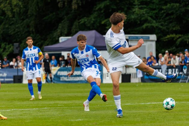 Torschuss Florian Bohnert (Rostock) ; GER, FSV Kühlungsborn vs. FC Hansa Rostock, Fußball, Männer, 3. Liga, Testspiel, Spielzeit 2026 2027, 04.07.2026 Kühlungsborn Sportplatz Mecklenburg - Vorpommern Deutschland *** Shot on goal by Florian Bohnert (Rostock, GER), FSV Kühlungsborn vs. FC Hansa Rostock, Soccer, Men, 3rd Division, Friendly Match, 2026–2027 Season, April 7, 2026, Kühlungsborn Sports Field, Mecklenburg-Western Pomerania, Germany