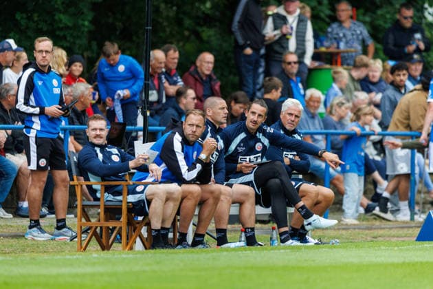 v.l. Co Trainer Yannic Thiel (Rostock) , Trainer Daniel Brinkmann (Rostock) , Co Trainer Adam Susac (Rostock) , Torwart Trainer Arvid Rinast (Rostock) , Co-Trainer Dirk Flock (Rostock) ; GER, FSV Kühlungsborn vs. FC Hansa Rostock, Fußball, Männer, 3. Liga, Testspiel, Spielzeit 2026 2027, 04.07.2026 Kühlungsborn Sportplatz Mecklenburg - Vorpommern Deutschland *** From left: Assistant Coach Yannic Thiel (Rostock), Head Coach Daniel Brinkmann (Rostock), Assistant Coach Adam Susac (Rostock), Goalkeeper Coach Arvid Rinast (Rostock), Assistant Coach Dirk Flock (Rostock, GER), FSV Kühlungsborn vs. FC Hansa Rostock, Soccer, Men, 3rd Division, Friendly Match, 2026–2027 Season, April 7, 2026, Kühlungsborn Sports Field, Mecklenburg-Western Pomerania, Germany