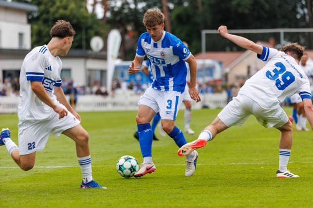 In der Mitte Florian Bohnert (Rostock) ; GER, FSV Kühlungsborn vs. FC Hansa Rostock, Fußball, Männer, 3. Liga, Testspiel, Spielzeit 2026 2027, 04.07.2026 Kühlungsborn Sportplatz Mecklenburg - Vorpommern Deutschland *** In the center: Florian Bohnert, Rostock, GER; FSV Kühlungsborn vs. FC Hansa Rostock; soccer; men s; 3. Liga; friendly match; 2026–2027 season; April 7, 2026; Kühlungsborn Sports Field, Mecklenburg-Western Pomerania, Germany
