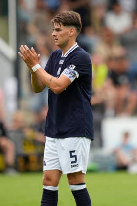 04.07.2026, Stadion, Riddergoar 1, 49824 Laar, GER, Fußball, 3. Liga: Blitzturnier: SV Meppen testet gegen zwei niederländische Clubs, SVM vs FC Emmen, Jonas Fedl (SV Meppen 5) klatscht DFL REGULATIONS PROHIBIT ANY USE OF PHOTOGRAPHS AS IMAGE SEQUENCES AND OR QUASI-VIDEO. 49824 Laar Niedersachsen Deutschland Stadion, Riddergoar 1 *** July 4, 2026, Stadium, Riddergoar 1, 49824 Laar, GER, Soccer, 3rd Division Blitz Tournament: SV Meppen faces two Dutch clubs, SVM vs. FC Emmen, Jonas Fedl SV Meppen 5 claps DFL REGULATIONS PROHIBIT ANY USE OF PHOTOGRAPHS AS IMAGE SEQUENCES AND OR QUASI-VIDEO 49824 Laar Lower Saxony Germany Stadium, Riddergoar 1