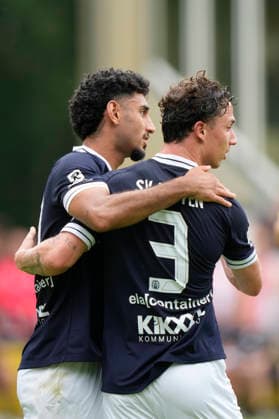 04.07.2026, Stadion, Riddergoar 1, 49824 Laar, GER, Fußball, 3. Liga: Blitzturnier: SV Meppen testet gegen zwei niederländische Clubs, SVM vs FC Emmen, Kasra Ghawilu (SV Meppen 10) und Tobias Mißner (SV Meppen 3) jubeln DFL REGULATIONS PROHIBIT ANY USE OF PHOTOGRAPHS AS IMAGE SEQUENCES AND OR QUASI-VIDEO. 49824 Laar Niedersachsen Deutschland Stadion, Riddergoar 1 *** July 4, 2026, Stadium, Riddergoar 1, 49824 Laar, GER, Soccer, 3rd Division Blitz Tournament: SV Meppen faces two Dutch clubs, SVM vs. FC Emmen, Kasra Ghawilu (SV Meppen 10) and Tobias Mißner (SV Meppen 3) celebrate. DFL REGULATIONS PROHIBIT ANY USE OF PHOTOGRAPHS AS IMAGE SEQUENCES AND OR QUASI-VIDEO. 49824 Laar, Lower Saxony, Germany, Stadium, Riddergoar 1