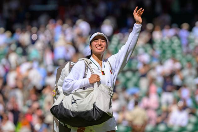 Day Six: The Championships - Wimbledon 2026 LONDON, ENGLAND JULY 04 - Alexandra Eala of Philippines waves to fans after winning her Ladies Single Third Round against Iga Swiatek of Poland at The Wimbledon Lawn Tennis Championship at Wimbledon on July 04, 2026 in London, England. (Photo by Keeran Marquis)  Copyright: xKeeranxMarquis Fotoarena SPPx Sportspressphoto_SPR184629