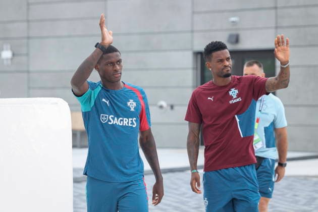 FIFA World Cup, WM, Weltmeisterschaft, Fussball 2026 - Portugal press conference, PK, Pressekonferenz Portugal soccer team players Nuno Mendes (L) and Nelson Semedo (R) arrive for the training session at the FIFA World Cup 2026 in Toronto, Canada, 4 July 2026. Toronto Toronto Canada  Copyright: xMIGUELxA.xLOPESx