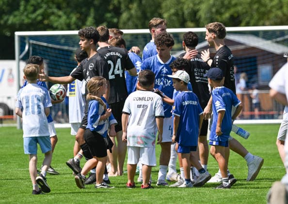 04.07.2026, xsltx, Fussball Testspiel, SG Arheilgen - SV Darmstadt 98 v.l. Nach dem Schlusspfiff stürmte der Nachwuchs das Spielfeld auf der Jagd nach einem Autogramm ihrer Idole (DFL DFB REGULATIONS PROHIBIT ANY USE OF PHOTOGRAPHS as IMAGE SEQUENCES and or QUASI-VIDEO) *** July 4, 2026, xsltx, soccer exhibition match, SG Arheilgen vs. SV Darmstadt 98. After the final whistle, the young fans stormed the field in search of autographs from their idols. DFL and DFB regulations prohibit any use of photographs as image sequences and or quasi-video.