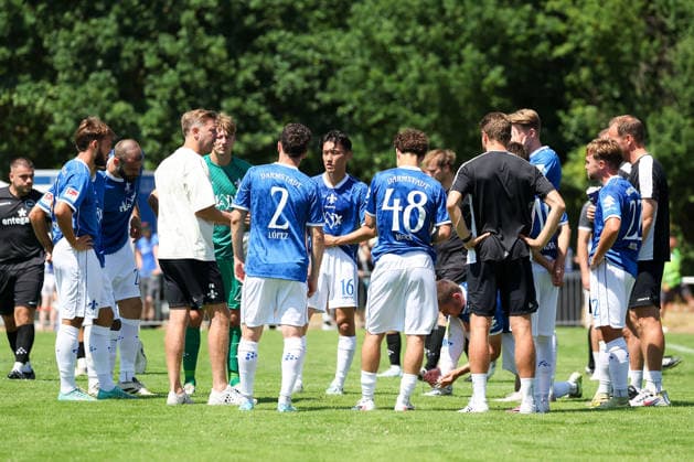 2026.07.04 xjfax Testspiel anlässlich des 150-jährigen Vereinsjubiläums der SG Arheilgen, SG Arheilgen - SV Darmstadt 98 v.l., Die Mannschaft von SV Darmstadt 98 macht ein Kreis Zusammenhalt, Motivation, Teamgeist, head coach Florian Kohfeldt (SV Darmstadt 98) gibt Anweisungen, gestikuliert, mit den Armen gestikulieren gives instructions, gesticulate. (DFL DFB REGULATIONS PROHIBIT ANY USE OF PHOTOGRAPHS as IMAGE SEQUENCES and or QUASI-VIDEO) *** July 4, 2026 xjfax Friendly match to celebrate the 150th anniversary of SG Arheilgen, SG Arheilgen vs. SV Darmstadt 98 (from left), The SV Darmstadt 98 team forms a circle—team spirit, motivation, team spirit; head coach Florian Kohfeldt of SV Darmstadt 98 gives instructions and gestures with his arms; DFL and DFB regulations prohibit any use of photographs as image sequences and or quasi-video Copyright: HMBxMedia JoaquimxFerreira