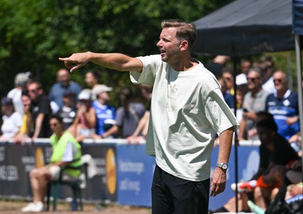 04.07.2026, xsltx, Fussball Testspiel, SG Arheilgen - SV Darmstadt 98 v.l. Florian Kohfeldt (Cheftrainer SV Darmstadt 98) mit klaren Anweisungen (DFL DFB REGULATIONS PROHIBIT ANY USE OF PHOTOGRAPHS as IMAGE SEQUENCES and or QUASI-VIDEO) *** July 4, 2026, xsltx, soccer friendly match, SG Arheilgen vs. SV Darmstadt 98; Florian Kohfeldt, head coach of SV Darmstadt 98, gives clear instructions. DFL and DFB regulations prohibit any use of photographs as image sequences and or quasi-video.