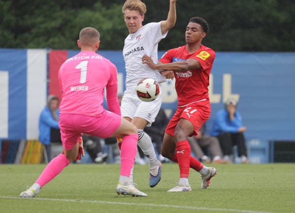 Torhueter Timon Weiner (Holstein Kiel), Jakob Jessen (FC Fredericia), Ikem Ugoh (Holstein Kiel) Fussball, Herren, Saison 2026 2027, 2.BL, Trainingsgelaende, Testspiel, Saisonvorbereitung, Holstein Kiel gegen FC Fredericia (2.Liga Daenemark), 1-3 DFL REGULATIONS PROHIBIT ANY USE OF PHOTOGRAPHS AS IMAGE SEQUENCES AND OR QUASI-VIDEO. *** Goalkeeper Timon Weiner, Holstein Kiel; Jakob Jessen, FC Fredericia; Ikem Ugoh, Holstein Kiel; Soccer, Men s, 2026–2027 Season, 2nd Division, Training Ground, Friendly Match, Preseason, Holstein Kiel vs. FC Fredericia, Danish 2nd Division, 1–3. DFL regulations prohibit any use of photographs as image sequences and or quasi-video.