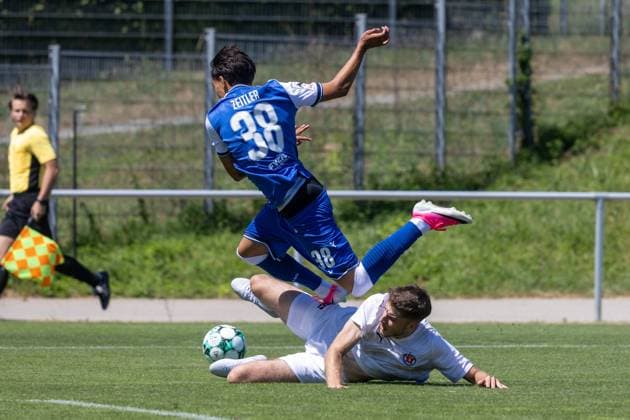 TSG Hoffenheim 2 gegen VfR Mannheim (Testspiel in der Akademie Arena Zuzenhausen)***Deniz Zeitler (38, Hoffenheim) wird von Christoph Becker (4, Mannheim) fair gestoppt *** TSG Hoffenheim 2 vs. VfR Mannheim Friendly Match at the Akademie Arena in Zuzenhausen ***Deniz Zeitler 38, Hoffenheim is fairly stopped by Christoph Becker 4, Mannheim Copyright: xUdoxHerrmannx