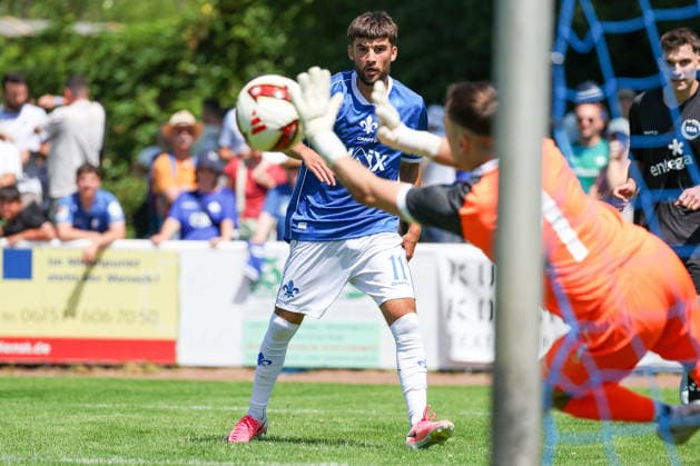 2026.07.04 xjfax Testspiel anlässlich des 150-jährigen Vereinsjubiläums der SG Arheilgen, SG Arheilgen - SV Darmstadt 98 v.l., Ibrahim El Kadiri (SV Darmstadt 98) , goalkeeper Yannik Schwab (SG Arheilgen) (DFL DFB REGULATIONS PROHIBIT ANY USE OF PHOTOGRAPHS as IMAGE SEQUENCES and or QUASI-VIDEO) *** July 4, 2026 xjfax Friendly match in celebration of SG Arheilgen’s 150th anniversary, SG Arheilgen vs. SV Darmstadt 98 (from left), Ibrahim El Kadiri (SV Darmstadt 98), goalkeeper Yannik Schwab (SG Arheilgen). DFL and DFB regulations prohibit any use of photographs as image sequences and or quasi-video. Copyright: HMBxMedia JoaquimxFerreira