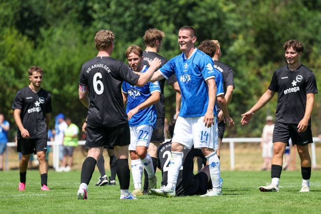 2026.07.04 xjfax Testspiel anlässlich des 150-jährigen Vereinsjubiläums der SG Arheilgen, SG Arheilgen - SV Darmstadt 98 v.l., Spiel ist aus, Spieler beklatschen sich (DFL DFB REGULATIONS PROHIBIT ANY USE OF PHOTOGRAPHS as IMAGE SEQUENCES and or QUASI-VIDEO) *** July 4, 2026 xjfax Friendly match in honor of SG Arheilgen’s 150th anniversary, SG Arheilgen vs. SV Darmstadt 98 (from left), the game is over, players applaud each other. DFL and DFB regulations prohibit any use of photographs as image sequences and or quasi-video. Copyright: HMBxMedia JoaquimxFerreira