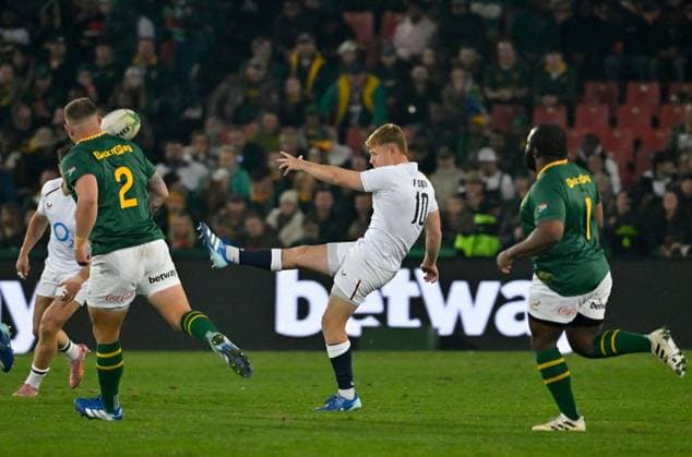 Fin Smith of England kicks the ball South Africa v England, Nations Championship 2026, Rugby Union International, Emirates Airline Park, Johannesburg, South Africa - 04 Jul 2026Johannesburg Emirates Airline Park South Africa  Copyright: xWaldoxSwiegers Shutterstockx 16975560n