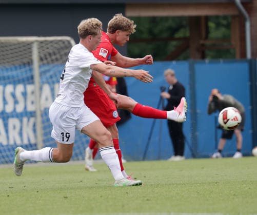 Phil Harres (Holstein Kiel), Eskild Dall (FC Fredericia) Fussball, Herren, Saison 2026 2027, 2.BL, Trainingsgelaende, Testspiel, Saisonvorbereitung, Holstein Kiel gegen FC Fredericia (2.Liga Daenemark), 1-3 DFL REGULATIONS PROHIBIT ANY USE OF PHOTOGRAPHS AS IMAGE SEQUENCES AND OR QUASI-VIDEO. *** Phil Harres, Holstein Kiel; Eskild Dall, FC Fredericia; Soccer; Men s; 2026–2027 Season; 2nd Division, Training Ground, Friendly Match, Preseason, Holstein Kiel vs. FC Fredericia, Danish 2nd Division, 1:3. DFL regulations prohibit any use of photographs as image sequences and or quasi-video.