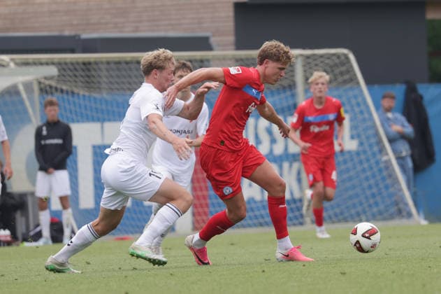 Phil Harres (Holstein Kiel) am Ball, links Eskild Dall (FC Fredericia) Fussball, Herren, Saison 2026 2027, 2.BL, Trainingsgelaende, Testspiel, Saisonvorbereitung, Holstein Kiel gegen FC Fredericia (2.Liga Daenemark), 1-3 DFL REGULATIONS PROHIBIT ANY USE OF PHOTOGRAPHS AS IMAGE SEQUENCES AND OR QUASI-VIDEO. *** Phil Harres Holstein Kiel in action; on the left, Eskild Dall of FC Fredericia; soccer, men s, 2026–2027 season, 2nd Division, Training Ground, Friendly Match, Preseason, Holstein Kiel vs. FC Fredericia, Danish 2nd Division, 1:3. DFL regulations prohibit any use of photographs as image sequences and or quasi-video.