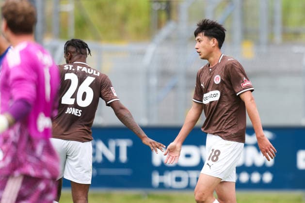 04.07.2026, Fussball, Herren, Regionalliga Nord, Testspiel, BSV Kickers Emden - FC St Pauli Torjubel zum 1:1 durch Taichi Hara (FC St Pauli) *** July 4, 2026, Soccer, Men s, Regionalliga Nord, Friendly Match, BSV Kickers Emden vs. FC St. Pauli: Celebration of the 1-1 goal by Taichi Hara, FC St. Pauli