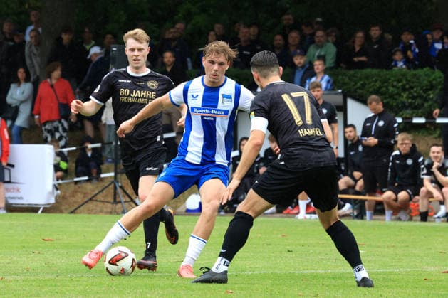 DEU, DFL, 2. FBL, Frohnauer SC vs Hertha BSC, 04.07.2026, Frohnau, Berlin, DEU, DFL, 2. FBL, Frohnauer SC vs Hertha BSC, Niklas Hildebrandt (Hertha BSC Berlin 26), Tobias Normen Hampel (Frohnauer SC 17) DFL - regulations prohibit any use of Photographs as image sequences and or quasi-video *** DEU, DFL, 2nd Regional League, Frohnauer SC vs. Hertha BSC, July 4, 2026, Frohnau, Berlin, DEU, DFL, 2nd Regional League, Frohnauer SC vs. Hertha BSC, Niklas Hildebrandt (Hertha BSC Berlin) 26, Tobias Normen Hampel (Frohnauer SC) 17. DFL regulations prohibit any use of photographs as image sequences and or quasi-video. nordphotoxGmbHx xEngler nph00076