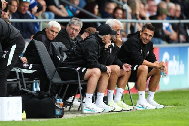 04.07.2026, Fussball, Herren, Regionalliga Nord, Testspiel, BSV Kickers Emden - FC St Pauli Trainer Marcel Rapp (FC St Pauli) *** July 4, 2026, Soccer, Men s, Regionalliga Nord, Friendly Match, BSV Kickers Emden vs. FC St. Pauli, Coach Marcel Rapp, FC St. Pauli