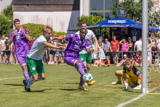 Stammham, Deutschland 04. Juli 2026: Testspiel - 2026 2027 - FC Ingolstadt 04 gegen VfB Eichstätt Im Bild: v. li. im Zweikampf Elias Herger (VfB) und Obed Ugondu (FCI) Sportanlage SV Stammham Bayern *** Stammham, Germany, July 4, 2026: 2026-2027 preseason match between FC Ingolstadt 04 and VfB Eichstätt. Pictured, from left, in a tackle: Elias Herger (VfB) and Obed Ugondu (FCI). SV Stammham Sports Complex, Bavaria Copyright: xFotostandx xSchäferx