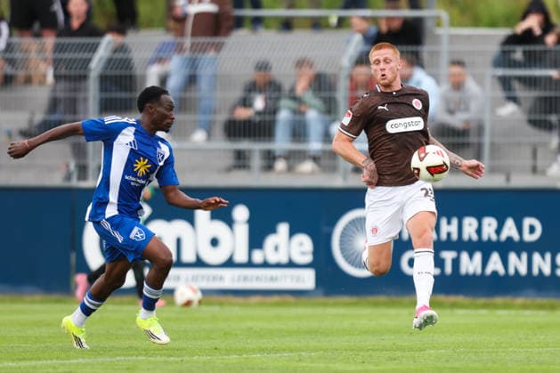 04.07.2026, Fussball, Herren, Regionalliga Nord, Testspiel, BSV Kickers Emden - FC St Pauli Louis Oppie (FC St Pauli) im Zweikampf mit Michael Igwe (blau 18 BSV Kickers Emden) *** July 4, 2026, Soccer, Men s, Regionalliga Nord, Friendly Match, BSV Kickers Emden vs. FC St. Pauli, Louis Oppie (FC St. Pauli) in a tackle with Michael Igwe (blue, No. 18, BSV Kickers Emden)