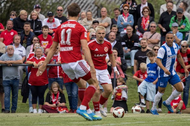 Peitz, Deutschland 04. Juli 2026: Testspiel - 2026 2027 - FC Energie Cottbus gegen Hertha BSC II Im Bild: am Ball Erik Engelhardt (Energie Cottbus) point S Reifenlehnigk Sportpark Brandenburg *** Peitz, Germany, July 4, 2026 Friendly Match 2026–2027: FC Energie Cottbus vs. Hertha BSC II. Pictured with the ball: Erik Engelhardt. Energie Cottbus. Point S Reifenlehnigk Sportpark, Brandenburg Copyright: xFotostandx xWeilandx