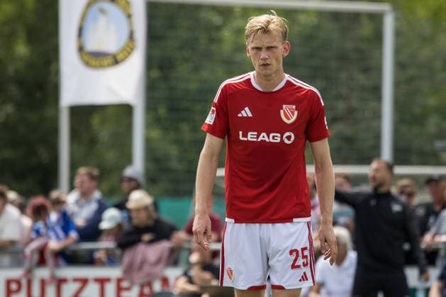 Peitz, Deutschland 04. Juli 2026: Testspiel - 2026 2027 - FC Energie Cottbus gegen Hertha BSC II Im Bild: Ted Tattermusch (Energie Cottbus) point S Reifenlehnigk Sportpark Brandenburg *** Peitz, Germany, July 4, 2026: 2026-2027 preseason match between FC Energie Cottbus and Hertha BSC II. Pictured: Ted Tattermusch, Energie Cottbus, at the S Reifenlehnigk Sportpark in Brandenburg. Copyright: xFotostandx xWeilandx