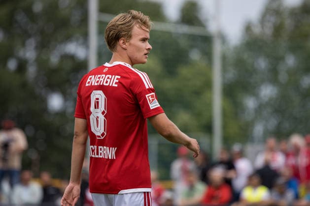 Peitz, Deutschland 04. Juli 2026: Testspiel - 2026 2027 - FC Energie Cottbus gegen Hertha BSC II Im Bild: Lukas Michelbrink (Energie Cottbus) point S Reifenlehnigk Sportpark Brandenburg *** Peitz, Germany, July 4, 2026, Friendly Match 2026–2027: FC Energie Cottbus vs. Hertha BSC II. Pictured: Lukas Michelbrink, Energie Cottbus, at the S Reifenlehnigk Sportpark in Brandenburg. Copyright: xFotostandx xWeilandx