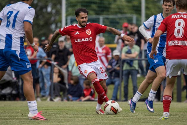 Peitz, Deutschland 04. Juli 2026: Testspiel - 2026 2027 - FC Energie Cottbus gegen Hertha BSC II Im Bild: Leonardo Bittencourt (Energie Cottbus) point S Reifenlehnigk Sportpark Brandenburg *** Peitz, Germany, July 4, 2026: 2026-2027 preseason match between FC Energie Cottbus and Hertha BSC II. Pictured: Leonardo Bittencourt of Energie Cottbus at the S Reifenlehnigk Sportpark in Brandenburg. Copyright: xFotostandx xWeilandx