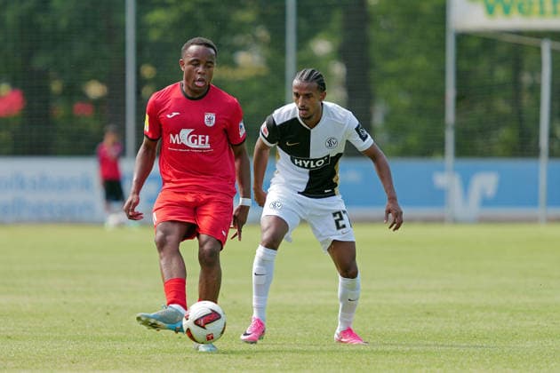 04.07.2026, xovx, Fußball Bundesliga Testspiel, FC Gießen - SV Elversberg v.l. Melvin Curtis Njontie (FC Gießen), Filimon Gerezgiher (SV Elversberg) Gießen Waldstadion Hessen Deutschland (DE) *** July 4, 2026, xovx, Bundesliga Friendly Match, FC Gießen vs. SV Elversberg, Melvin Curtis Njontie (FC Gießen), Filimon Gerezgiher (SV Elversberg), Gießen Waldstadion, Hesse, Germany, DE