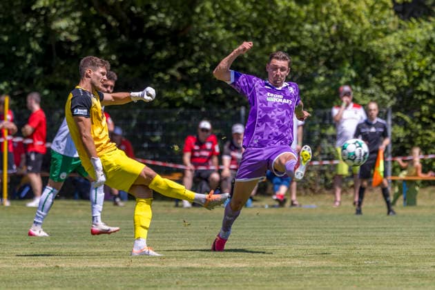 Stammham, Deutschland 04. Juli 2026: Testspiel - 2026 2027 - FC Ingolstadt 04 gegen VfB Eichstätt Im Bild: v. li. im Zweikampf Torhüter Daniel Martin (VfB) und Julian Kügel Kuegel (FCI) Sportanlage SV Stammham Bayern *** Stammham, Germany, July 4, 2026: 2026-2027 preseason match between FC Ingolstadt 04 and VfB Eichstätt. Pictured, from left, in a tackle: goalkeeper Daniel Martin (VfB) and Julian Kügel (FCI). SV Stammham Sports Complex, Bavaria Copyright: xFotostandx xSchäferx